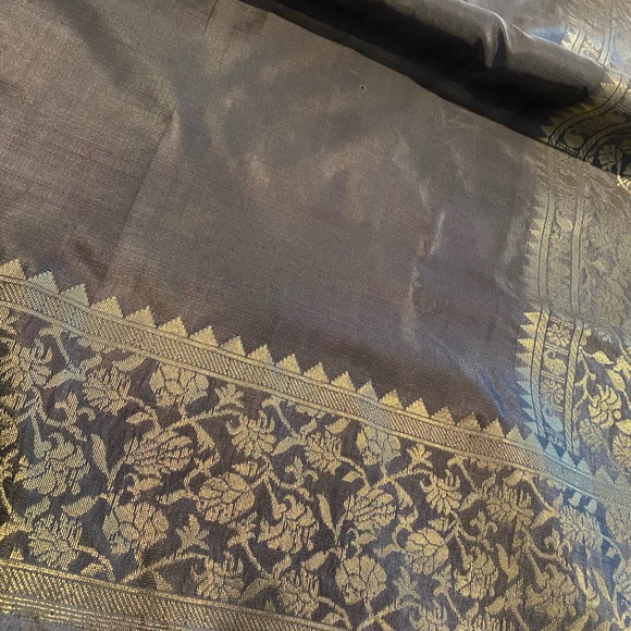 Banarasi silk saree with zari border - Picture 2 of 7